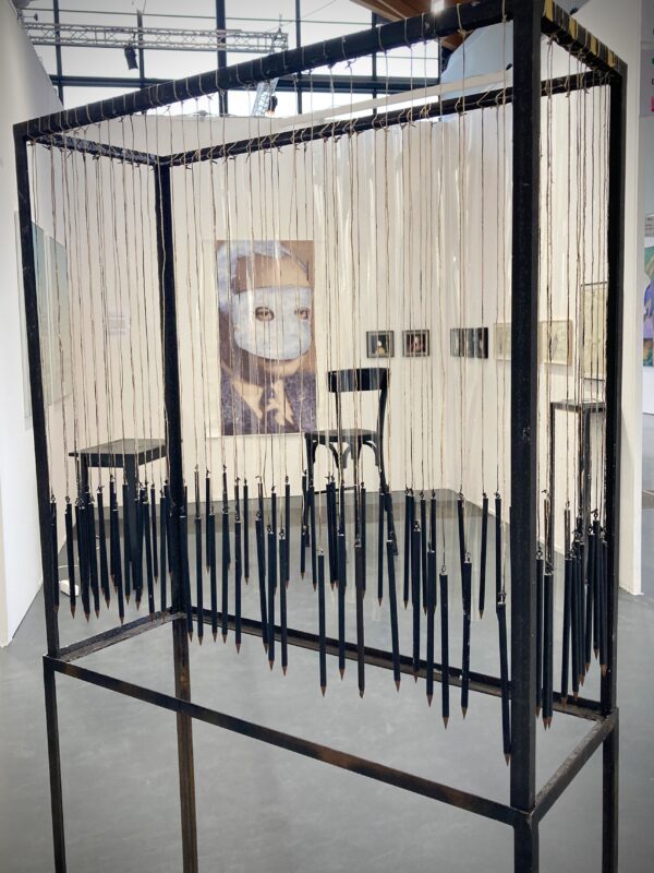 Dore O. "Installation mit Bleistiften, Stahl, Spiegel u. Papier"