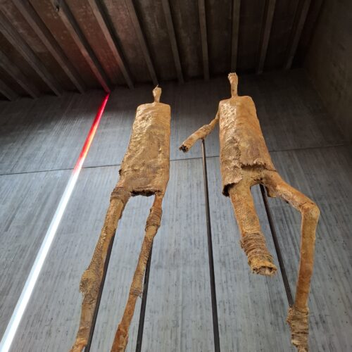 Hilke Turré, O.T. 2 Figuren auf Stahlstäben 2026 , Ton – Jute , Höhe 200 cm