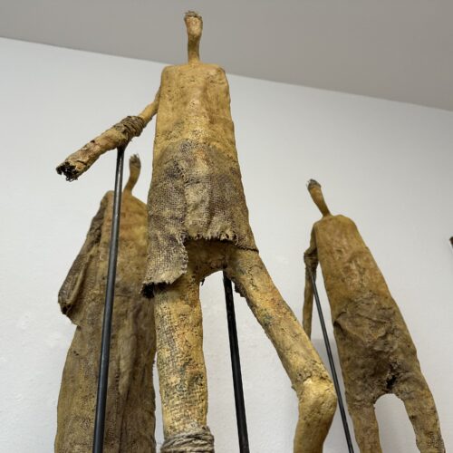 Hilke Turré, O.T. ( 4 Figuren auf Stahlstäben ) 2026 , Ton – Jute , Höhe 200 cm